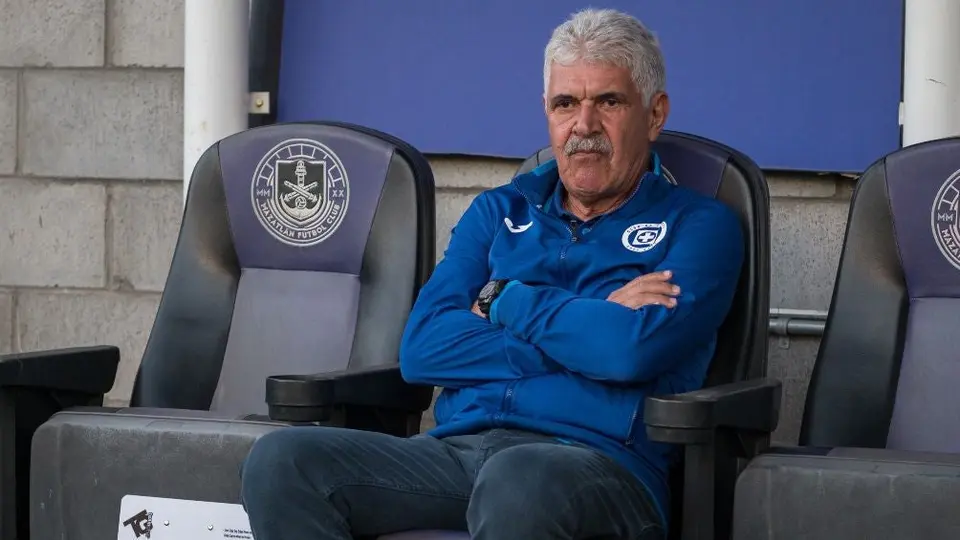 Tuca Ferretti salva castigo por fumar en el Azteca, pero Cofepris señala que si reincide habrá castigo