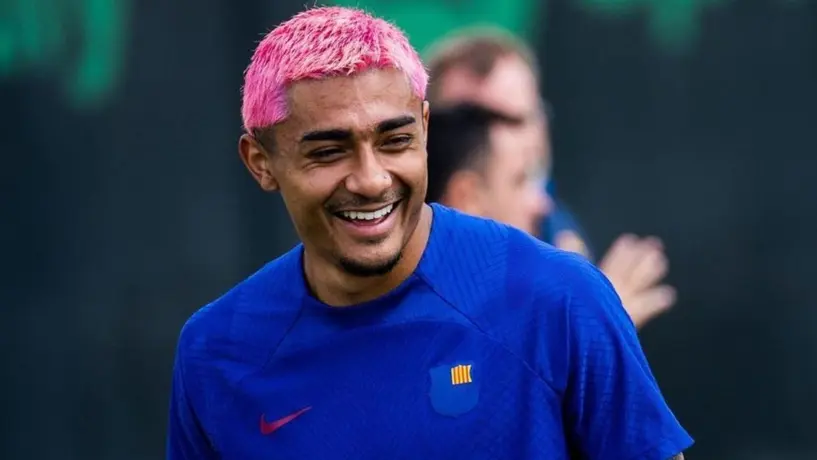 Julián Araujo: Aficionados del Barcelona vuelven meme al mexicano por 'colado'