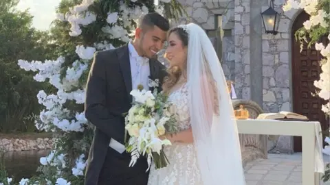 ¡Que vivan los novios! Orbelín Pineda 'presume' su boda con Gabriela Ríos