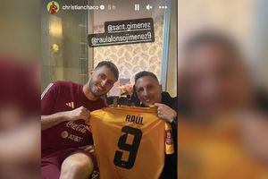 Raúl Jiménez le mandó un jersey suyo de los Wolves a 'Chaco' y a 'Chaquito', puro compañerismo