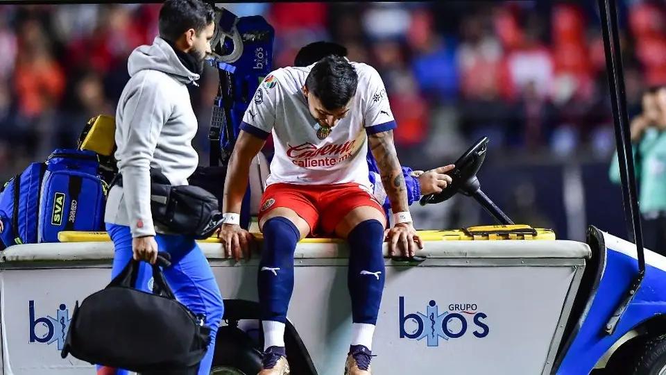 Chivas: Alexis Vega se lesionó la rodilla derecha y abandona el campo entre lágrimas