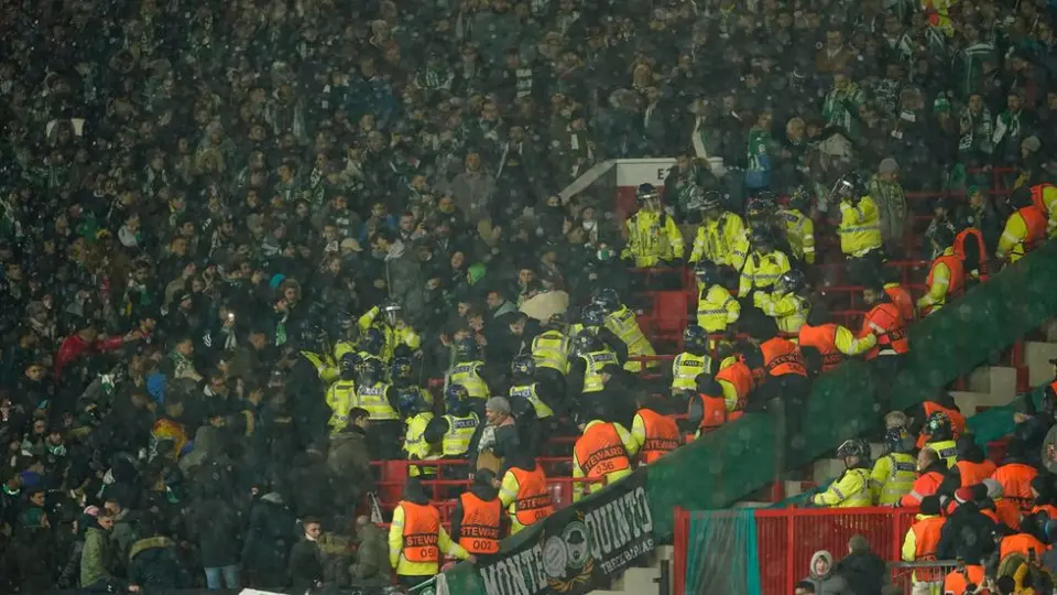 Europa League: Fanáticos del Betis fueron detenidos por disturbios en Old Trafford