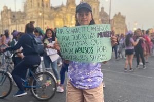 Scarlett Camberos fue apoyada en marcha feminista del Día Internacional de la Mujer