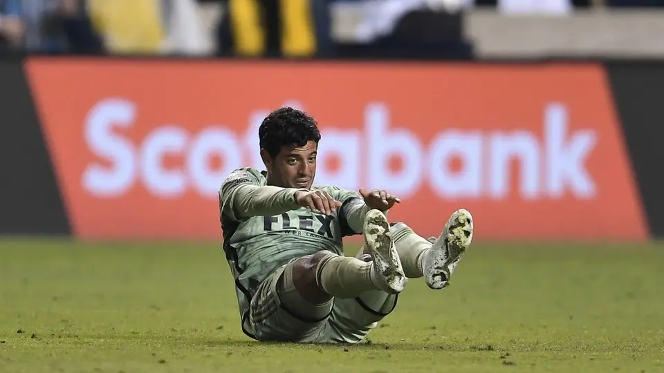 ¡Al 10 no se le toca! Fuerte golpe sobre Carlos Vela desata la bronca en Concachampions