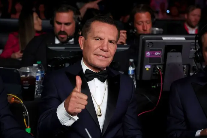 Julio César Chávez fue abandonado por sus amigos el día que perdió contra Óscar de la Hoya