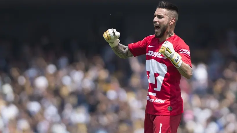 Alfredo Saldívar reaparece en polémica foto 'hot' donde toma de los pechos a su esposa