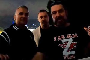 Papá de Novak Djokovic, visto en marcha para apoyar a Vladímir Putin