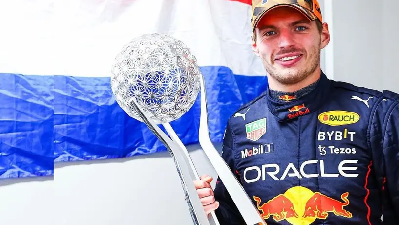 Max Verstappen le enseña al mundo dónde exhibe su trofeo de Campeón de F1