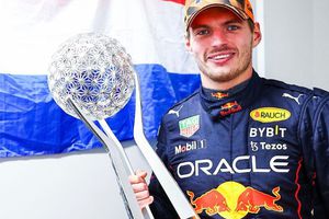 Max Verstappen le enseña al mundo dónde exhibe su trofeo de Campeón de F1