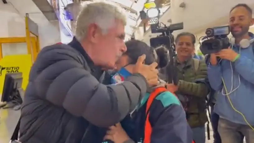 Señora pide foto al Tuca Ferretti, ahora DT de Cruz Azul, y hasta beso le tocó