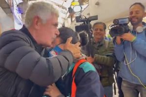 Señora pide foto al Tuca Ferretti, ahora DT de Cruz Azul, y hasta beso le tocó