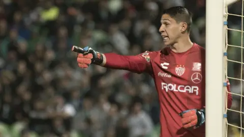 Hugo González deja Necaxa para ser el nuevo arquero de Mazatlán