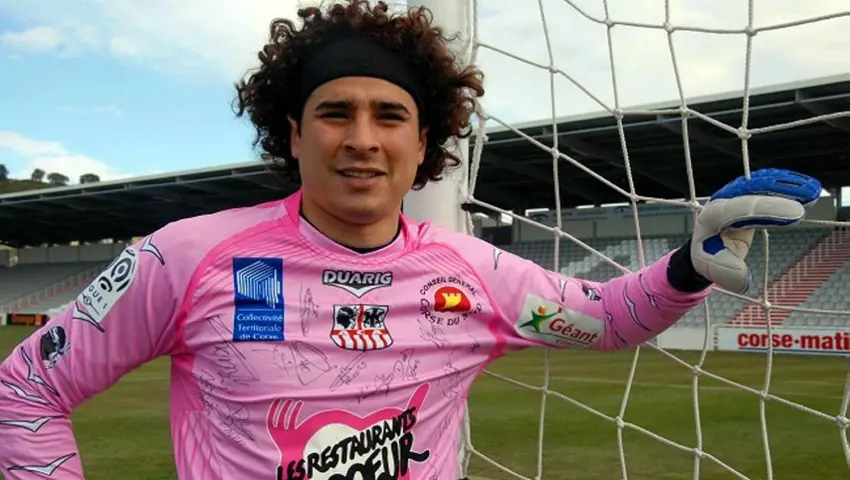 Guillermo Ochoa con la playera del Ajaccio | MEXSPORT