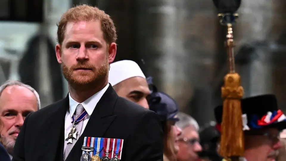 Harry es relegado a la tercera fila en la coronación de Carlos III
