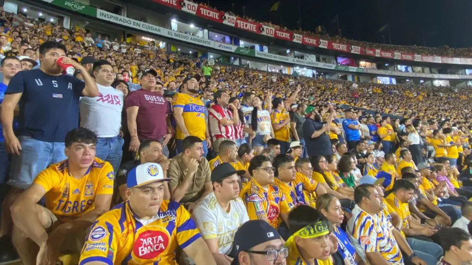 Tigres vs Chivas: ¿Sobrecupo? Decenas de personas vieron el juego en los pasillos del Volcán