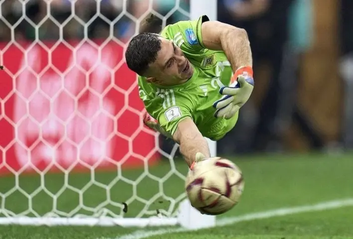 Dibu Martínez atajando penalti