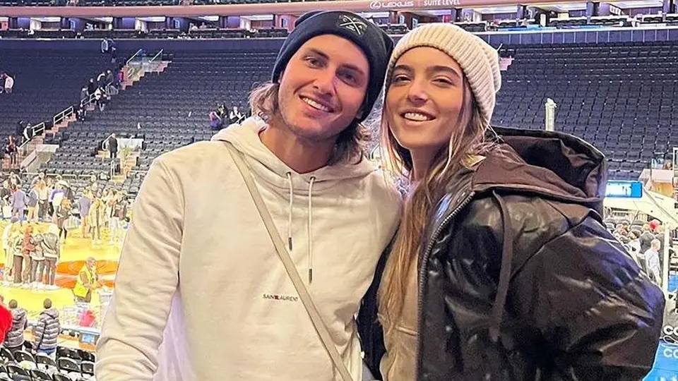 Novia de Santiago Giménez se retrasa y casi no llega al título del Feyenoord