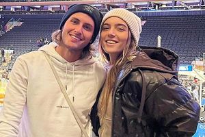 Novia de Santiago Giménez se retrasa y casi no llega al título del Feyenoord