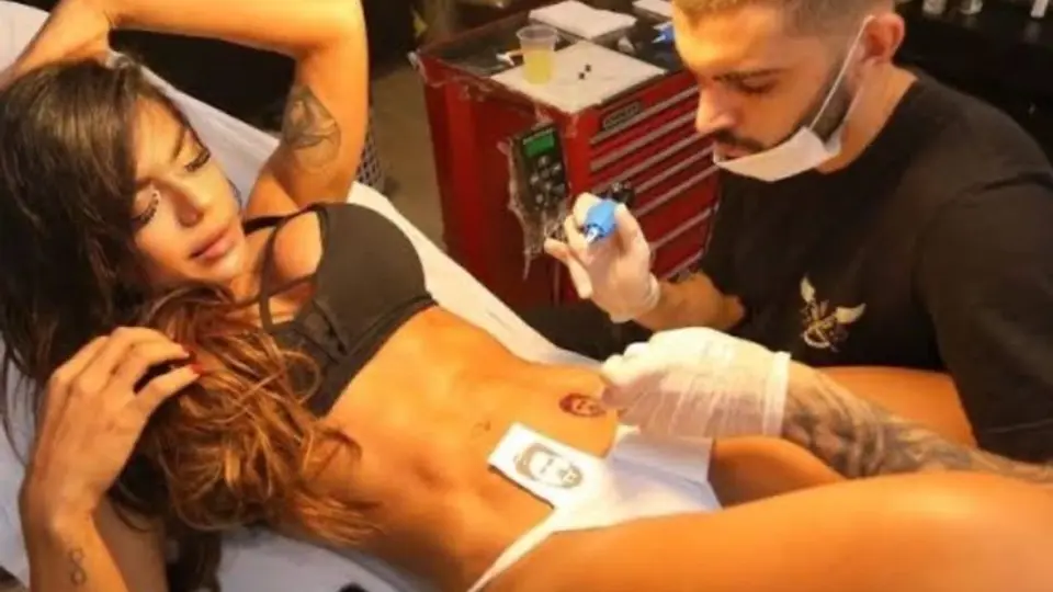 Modelo se hizo tatuaje de Messi en una zona íntima para conseguir récord Guinness