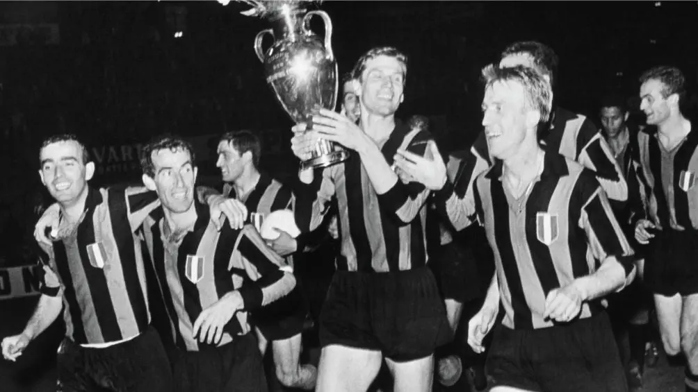 Sandro Mazzola levantando la Champions en 1964