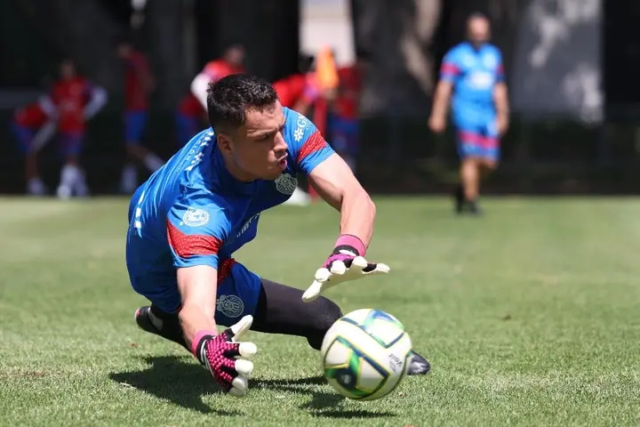 Óscar Whalley en entrenamiento con las Chivas l RRSS