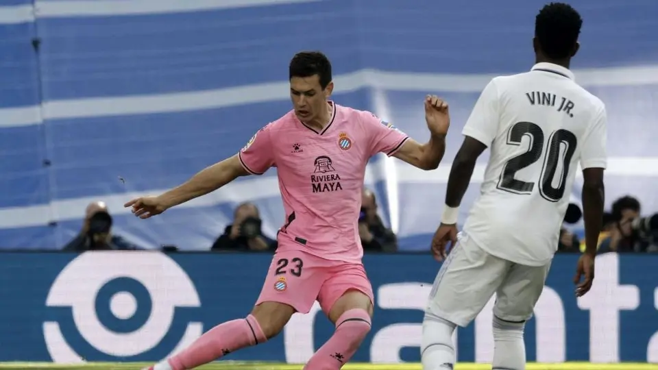César Montes cautivó al Bernabéu por barrida en el encuentro ante el Real Madrid