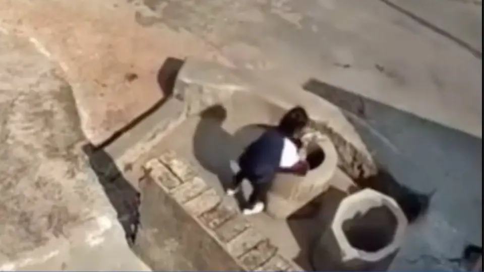 China: Niña aventó a otro niño a un pozo; dijo que lo hizo porque lo vio en una serie