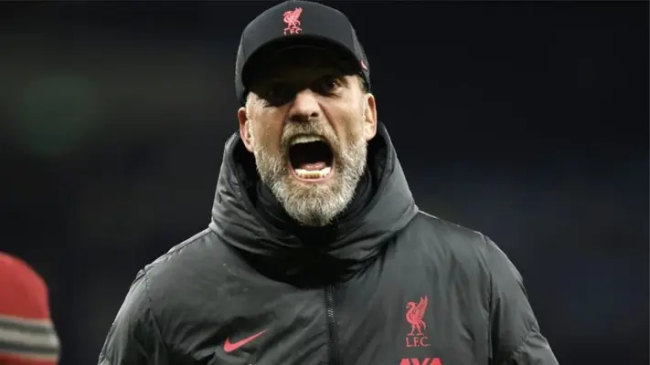 Jürgen Klopp estalló con aficionado que invadió la cancha ante el Man United; casi lesionó a Robertson