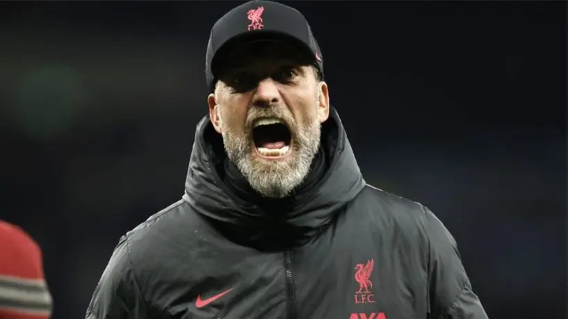Jürgen Klopp estalló con aficionado que invadió la cancha ante el Man United; casi lesionó a Robertson