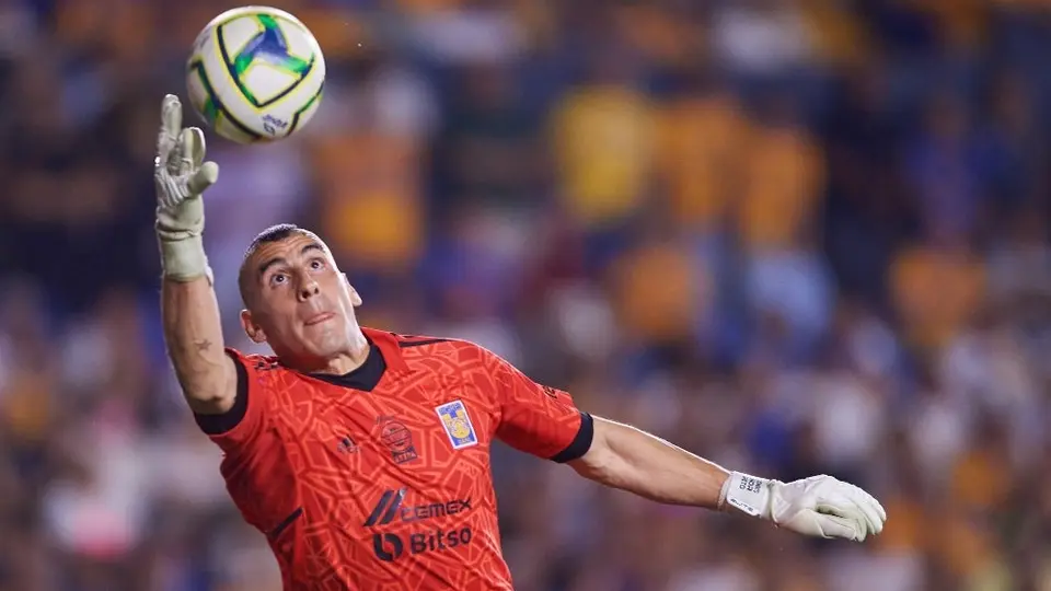 Nahuel Guzmán y El Volcán logran que Diego de Buen fallara su penalti en el Tigres vs Puebla
