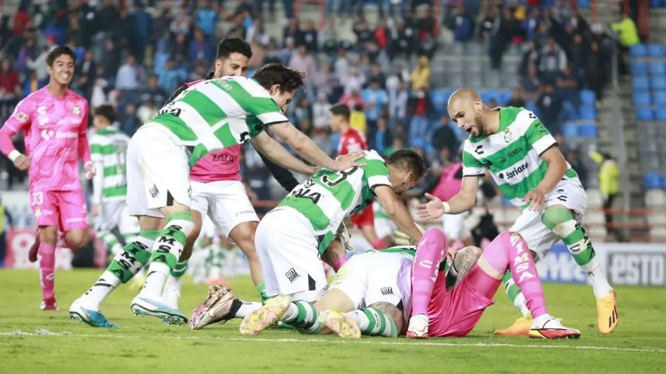 Santos se mete a Liguilla tras vencer en penales a Pachuca en un emocionante partido