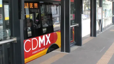 Metrobus CDMX: Dos personas siguen hospitalizadas tras choque en Reforma