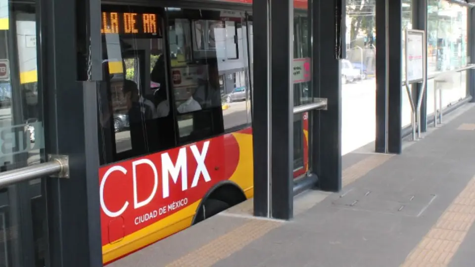 Metrobus CDMX: Dos personas siguen hospitalizadas tras choque en Reforma