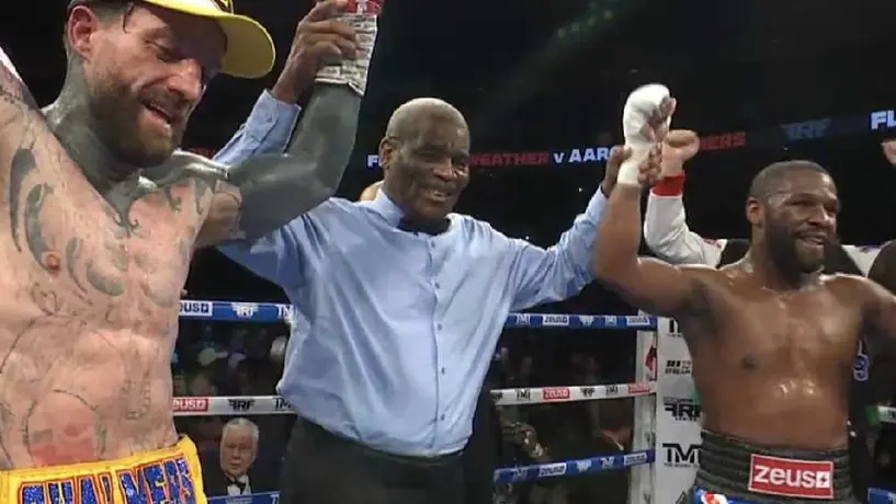 Floyd Mayweather: Empata en pelea de exhibición con influencer en gradas semivacías