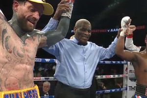 Floyd Mayweather: Empata en pelea de exhibición con influencer en gradas semivacías