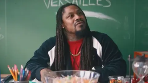 Marshawn Lynch, exjugador de la NFL, probará su suerte en el mundo del cine