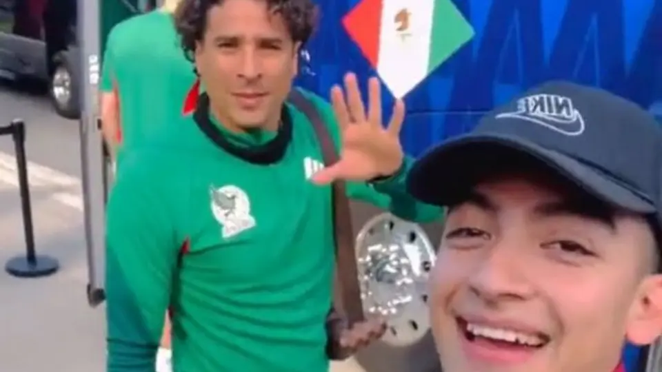 Memo Ochoa ignoró a un fan cuando este le quiso dedicar unas palabras