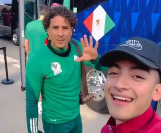 Memo Ochoa ignoró a un fan cuando este le quiso dedicar unas palabras