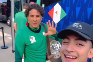 Memo Ochoa ignoró a un fan cuando este le quiso dedicar unas palabras
