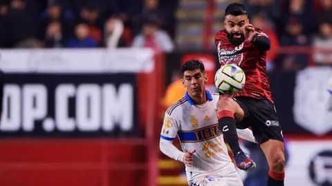Jesús Ángulo muestra las heridas en sus piernas en el Tijuana vs Tigres