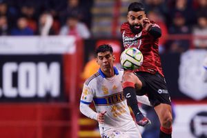 Jesús Ángulo muestra las heridas en sus piernas en el Tijuana vs Tigres