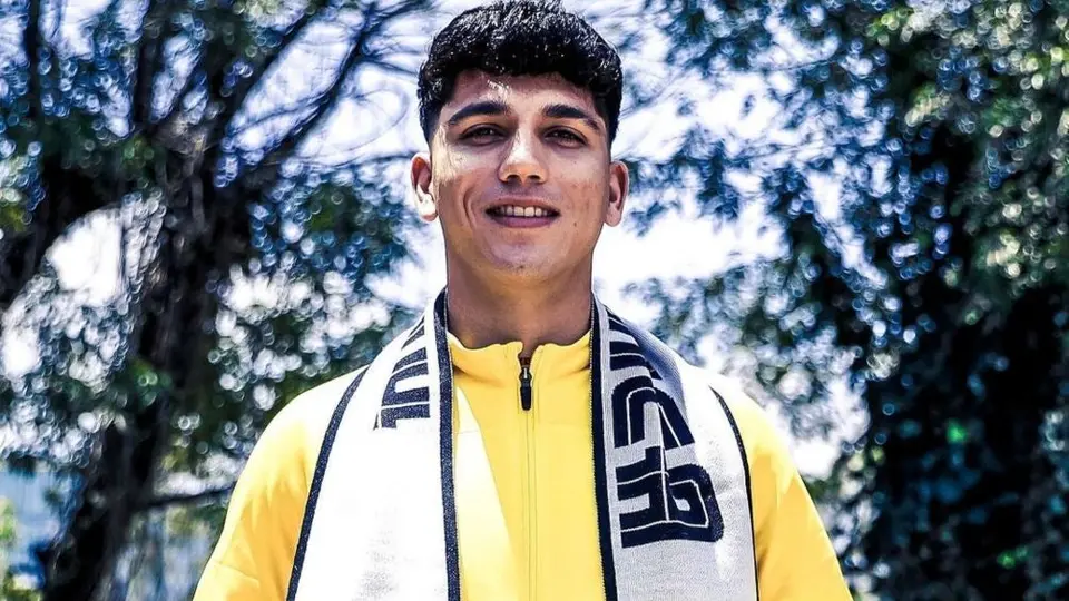 América: Kevin Álvarez recibe regalos del club de fans al salir del entrenamiento