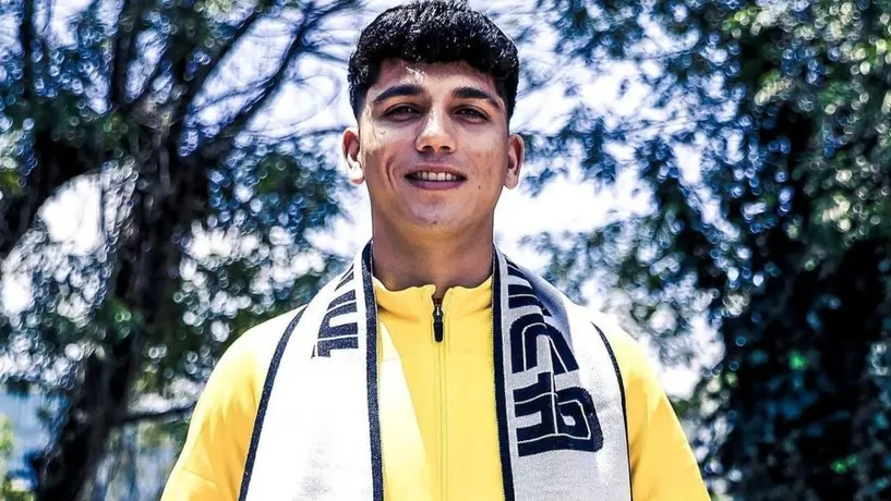América: Kevin Álvarez recibe regalos del club de fans al salir del entrenamiento