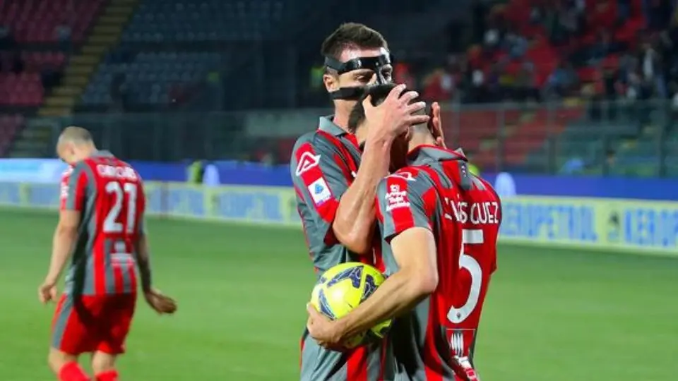 Johan Vásquez y Cremonese cayeron ante la Juventus y ven de cerca el descenso