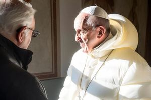 El Papa Francisco se vuelve viral por chamarra puffer blanca ¿Real o falsa?