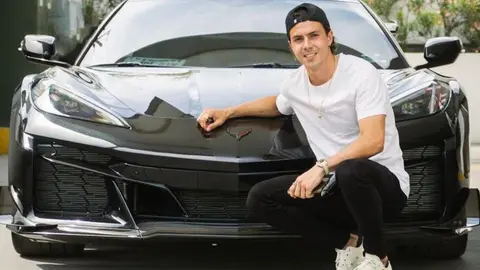 Sebastián Córdova 'sorprende' en redes sociales mostrando su auto con valor de 4 millones de pesos