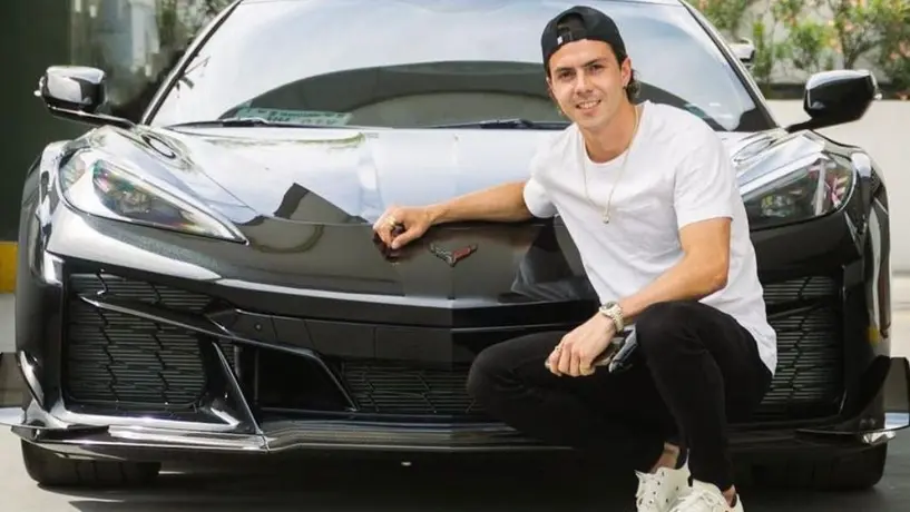 Sebastián Córdova 'sorprende' en redes sociales mostrando su auto con valor de 4 millones de pesos