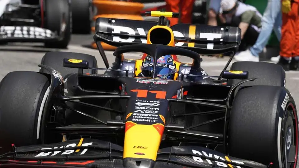 Checo Pérez: Fernando Alonso y Carlos Sainz reclamaron al mexicano en segunda práctica libre