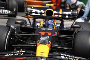 Checo Pérez: Fernando Alonso y Carlos Sainz reclamaron al mexicano en segunda práctica libre