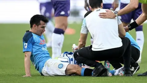 Hirving Lozano, en duda para Nations League tras lesión de rodilla con el Napoli